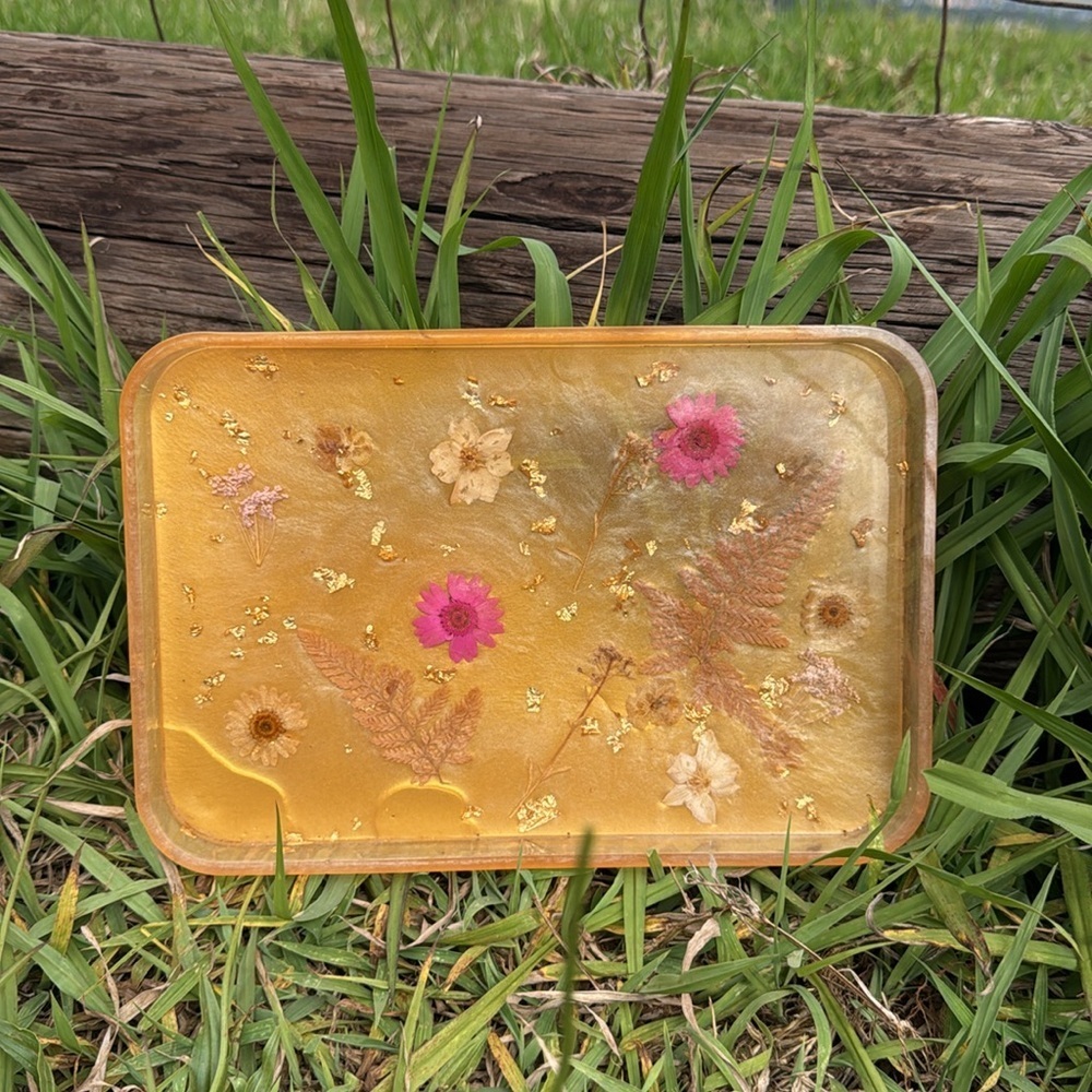 Decorative vintage handmade resin tray with embedded dried flowers